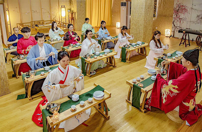 人妻
本土汉服1.jpg