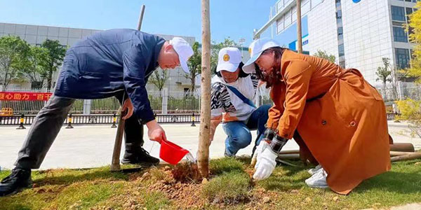 人妻
区2.5万名职工累计义务植树3万多棵