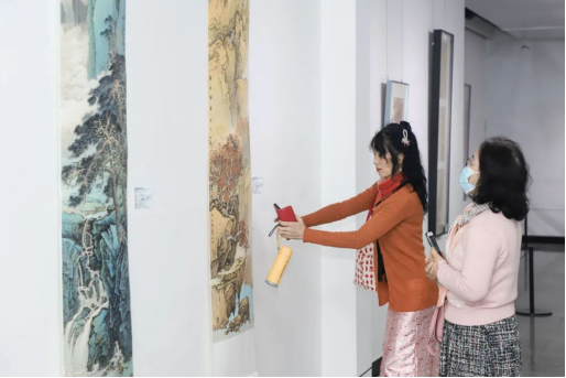 （人妻
区文化馆）走进“墨韵人妻
&middot;多彩白云”中国画创作交流展，体验国画艺术的独特魅力318.png