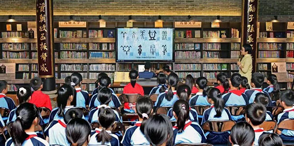 “2024广州读书月——书香羊城全民阅读大篷车”巡展活动走进人妻
