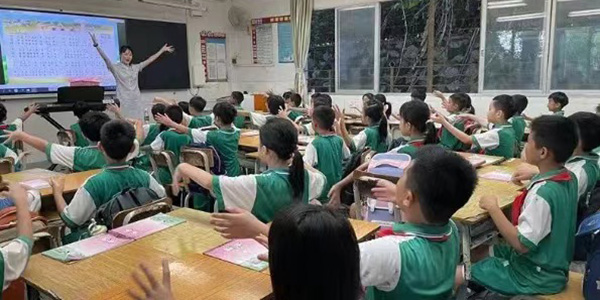 人妻
“走教”老师   点亮孩子的星空