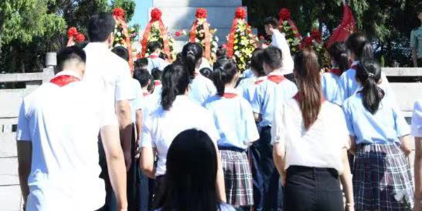 人妻
区在革命烈士陵园隆重举行烈士公祭活动   铭记历史  缅怀先烈