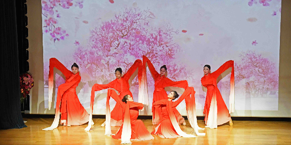 人妻
区举办纪念“三八”国际妇女节115周年主题活动    唱响巾帼“好声音”致敬志愿“她力量”