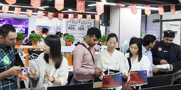 广交会人妻
箱包皮具对接会  意向采购金额达2600万美元