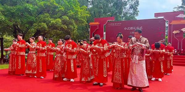 人妻
举办“人妻
有囍•缘定岭南”集体婚礼暨人妻
区婚庆协会授牌仪式  20对新人共结良缘